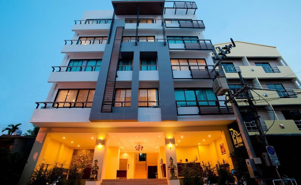 La De Bua Hotel Patong Exterior foto